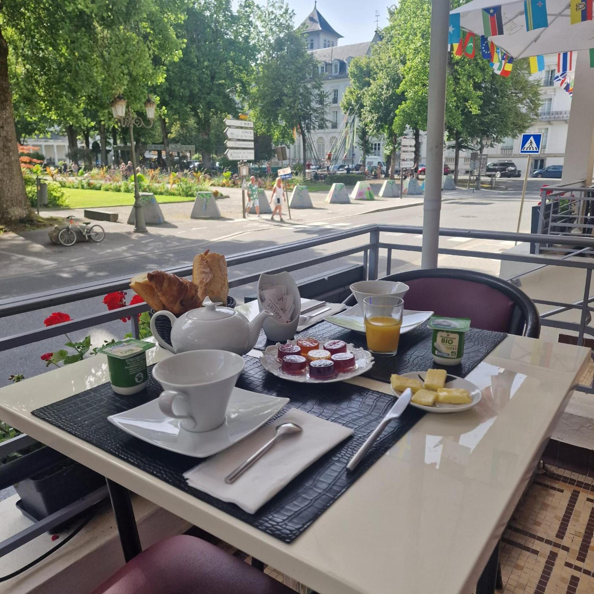 Royal Luchon Aparthotel Bagnères-de-Luchon Exteriör bild