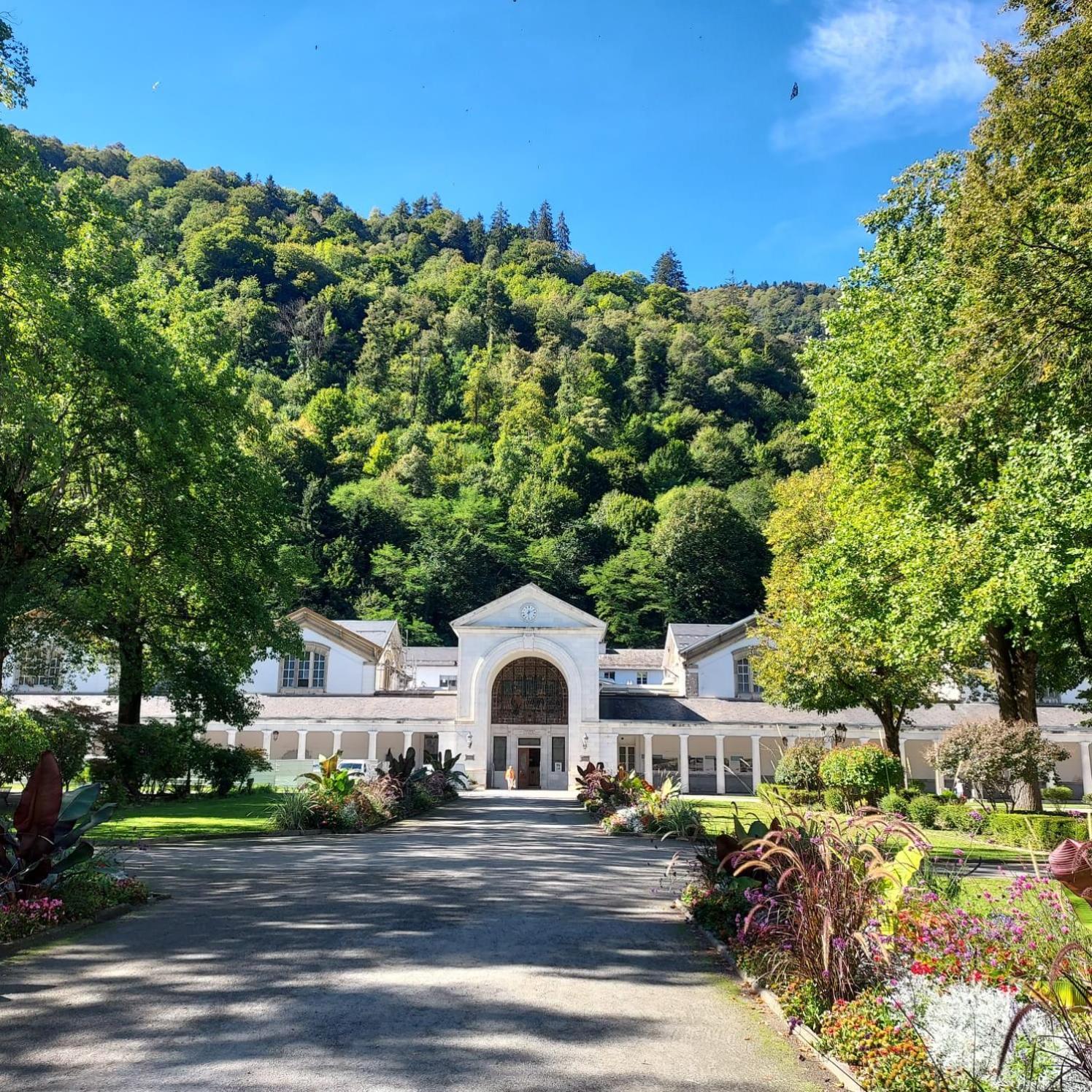 Royal Luchon Aparthotel Bagnères-de-Luchon Exteriör bild
