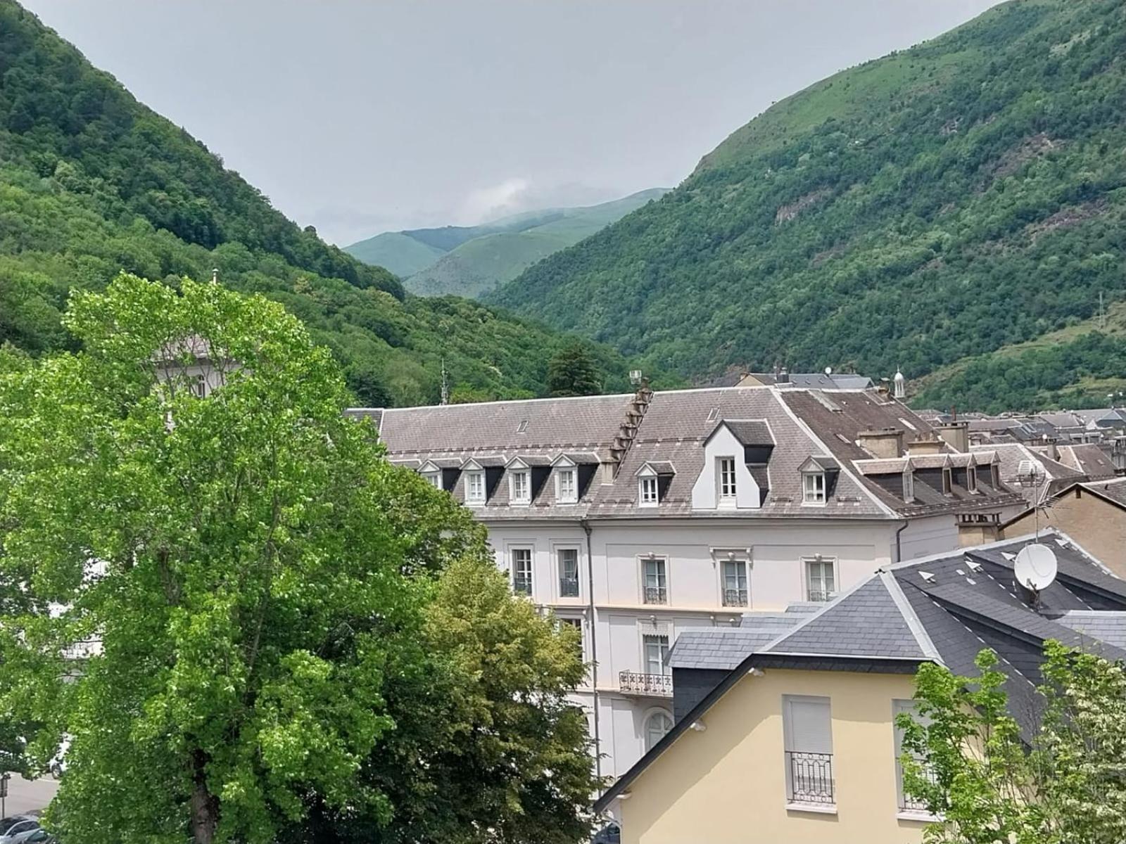 Royal Luchon Aparthotel Bagnères-de-Luchon Exteriör bild