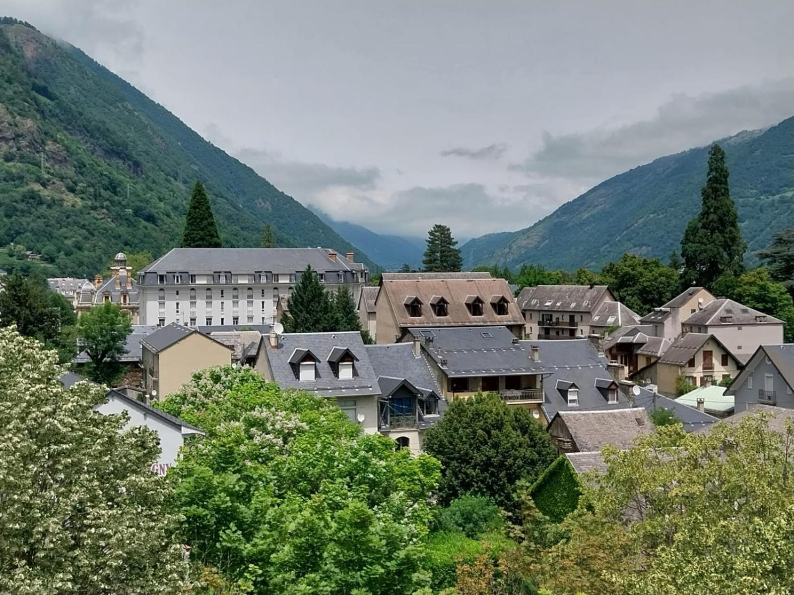 Royal Luchon Aparthotel Bagnères-de-Luchon Exteriör bild